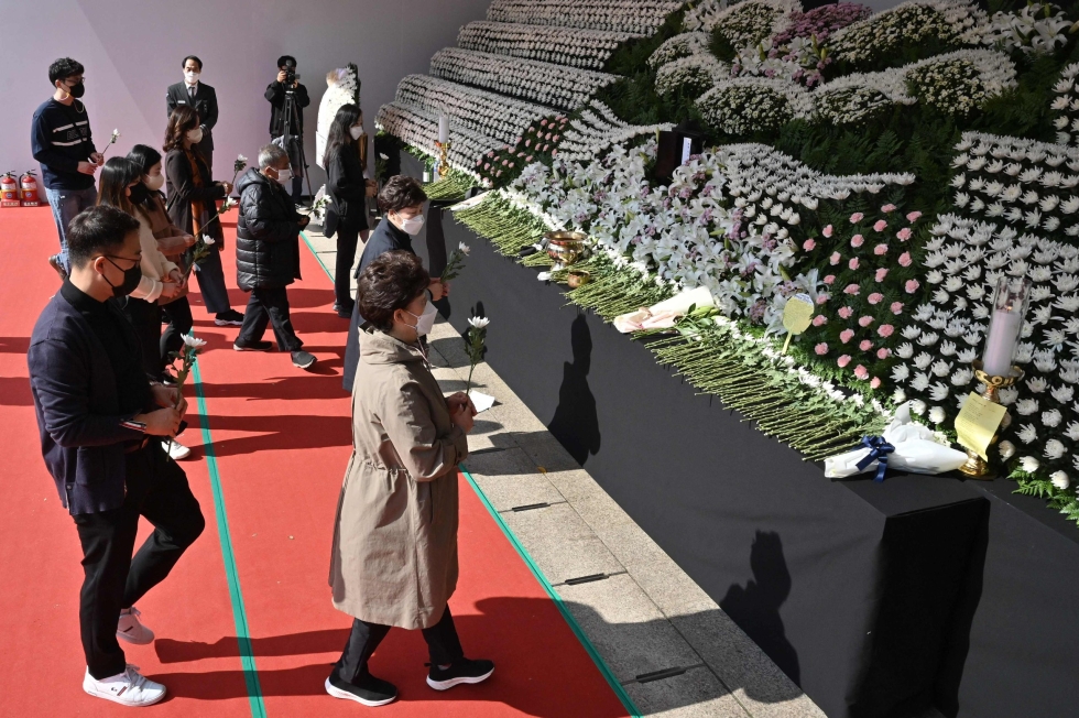 Soulissa kaupungintalon ulkopuolelle on perustettu  muistoalttari turmassa kuolleille. LEHTIKUVA/AFP
