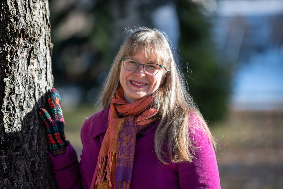 Pauliina Kainulainen on työskennellyt edellisen kerran seurakuntapastorina Enontekiöllä vuonna 2013.  Sinne veti halu vahvistaa yhteyksiä Saamenmaahan. Suurimman osan aikaa hän on kirjoittanut kirjoja ja toiminut myös yliopistossa opettajana. Nyt on jälleen seurakuntatyön vuoro.