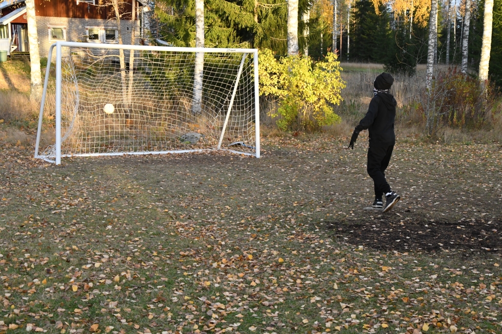 Kim ja Eveliina Liljan 10-vuotias poika Lenni harrastaa jalkapalloa ja käy Ilomantsin keskustassa jalkapallokerhossa.