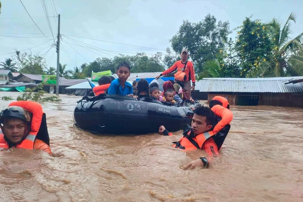 Nalgae-myrsky on aiheuttanut maanvyörymiä ja tulvia. LEHTIKUVA/AFP/HANDOUT/Philippine Coast Guard