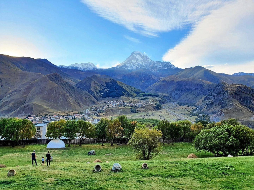 Kazbek-vuoren huippu kohoaa 5 034 metriin, ja se on Georgian kolmanneksi korkein vuori.