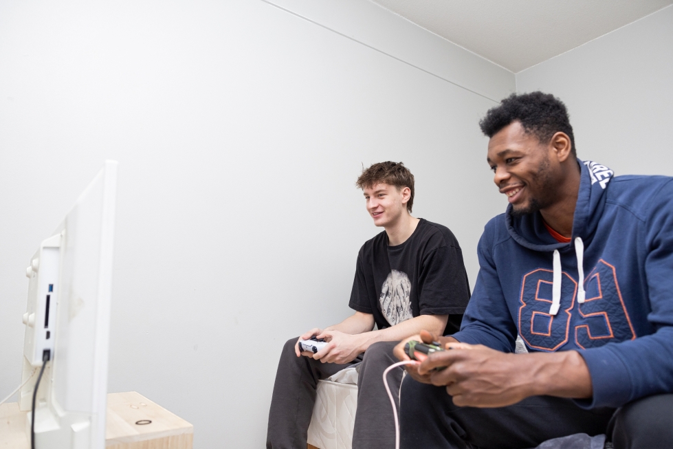 Soluasunnon jakavat Robin Danes (vas.) ja Thomas Tumba pelaavat vapaa-aikanaan videopelejä. Kummatkin väittävät, että toiselta palaa pinna tappion hetkellä nopeammin kuin itseltä.