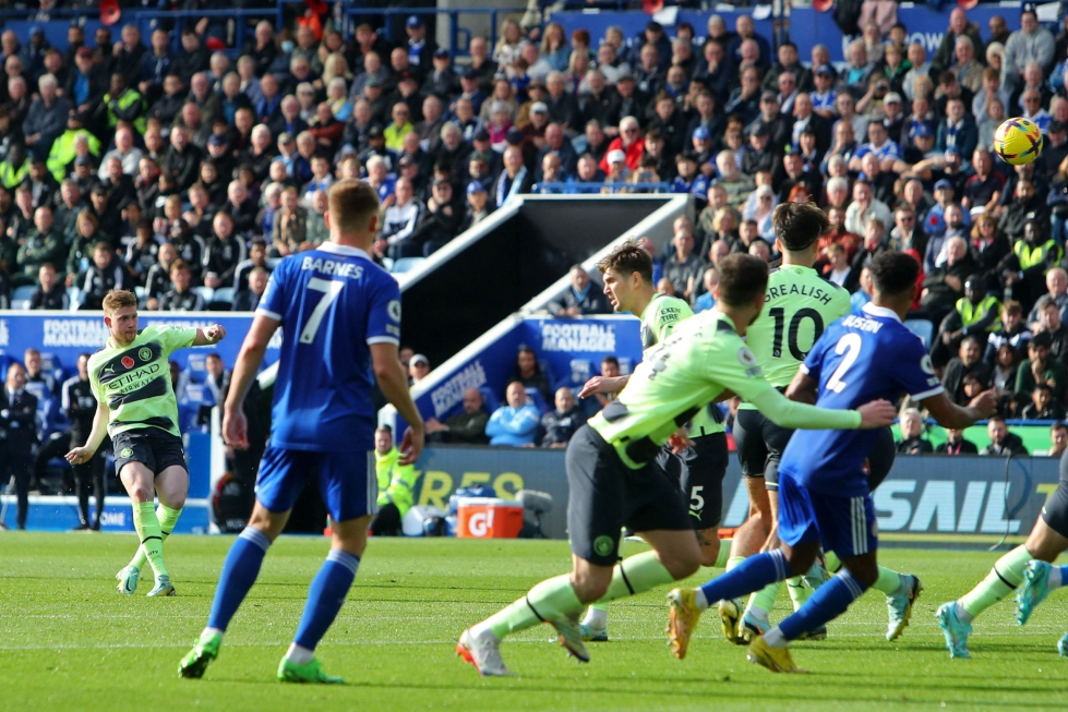 Manchester Cityn Kevin De Bruyne (vas.) teki avausmaalin tästä vapaapotkusta ottelussa Leicesteriä vastaan. LEHTIKUVA/AFP