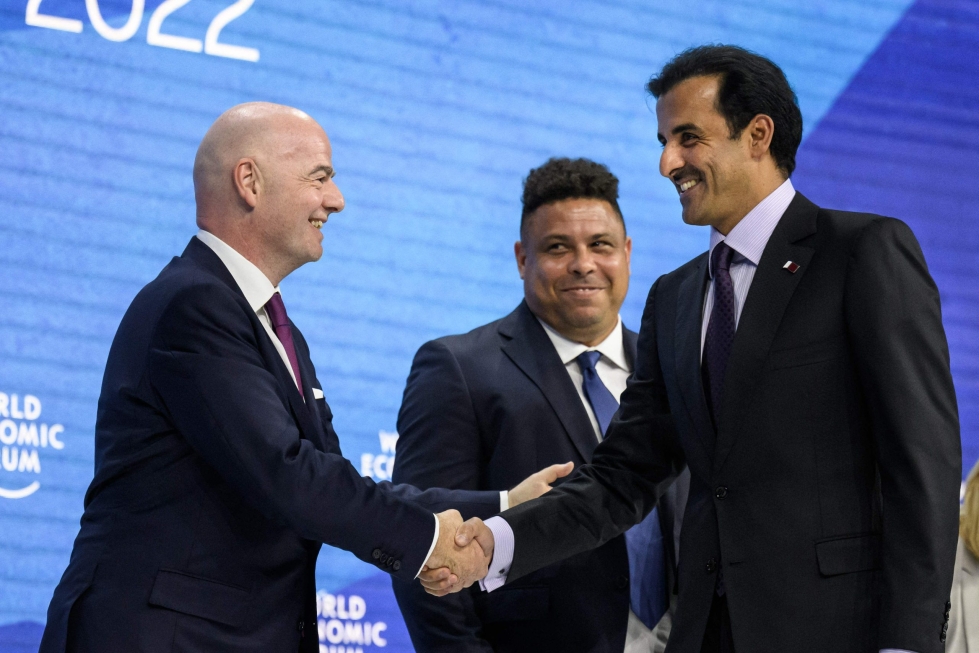 Fifan puheenjohtaja Gianni Infantino (vas.) kättelee Qatarin hallitsijaa, emiiri Tamim bin Hamad al-Thania toukokuussa 2022 Davosissa. Lehtikuva/AFP