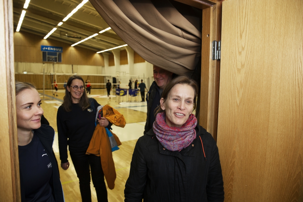 Miira Voutilainen (vas.), Saija Miina ja Rainer Kastinen esittelivät Joensuun urheilutaloa Suomen Voimisteluliiton toiminnanjohtajalle Maria Laaksolle.