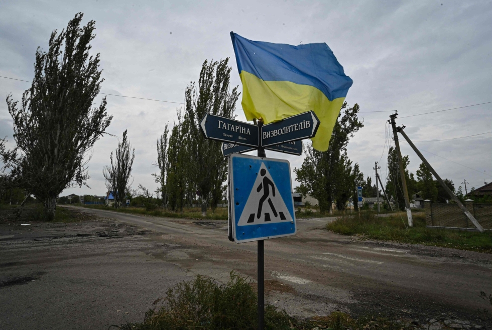 Ukrainan lippu liehui Ukrainan joukkojen takaisin valtaamassa kylässä Hersonin alueella syyskuun lopulla. LEHTIKUVA/AFP
