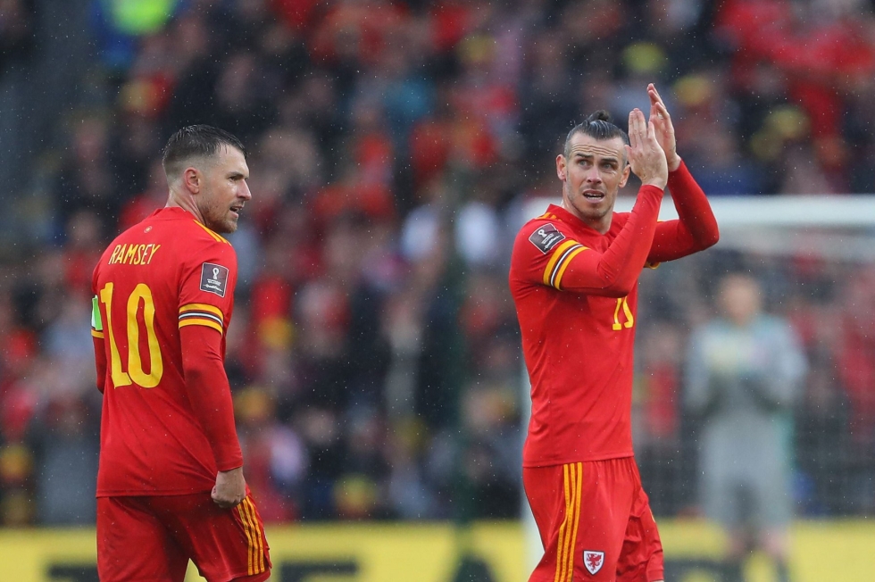 Gareth Bale (oik.) ja Aaron Ramsey pelaavat Walesin jalkapallomaajoukkueessa, jonka nimi saattaa tulevaisuudessa olla Cumry. LEHTIKUVA/AFP