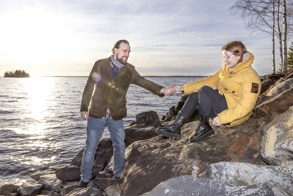 Joensuulaiset Janne Ojajärvi ja Liisa Haapanen tekevät musiikkia Hurja Halla -duona. "Teemoinamme on ihmisen ja luonnon välistä suhdetta," Haapanen esittelee.