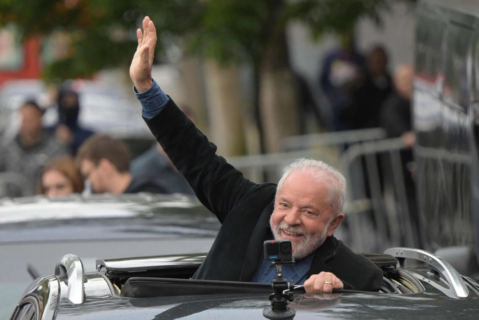 Lula vilkutti kannattajilleen äänestyspäivänä Sao Paulossa. LEHTIKUVA/AFP