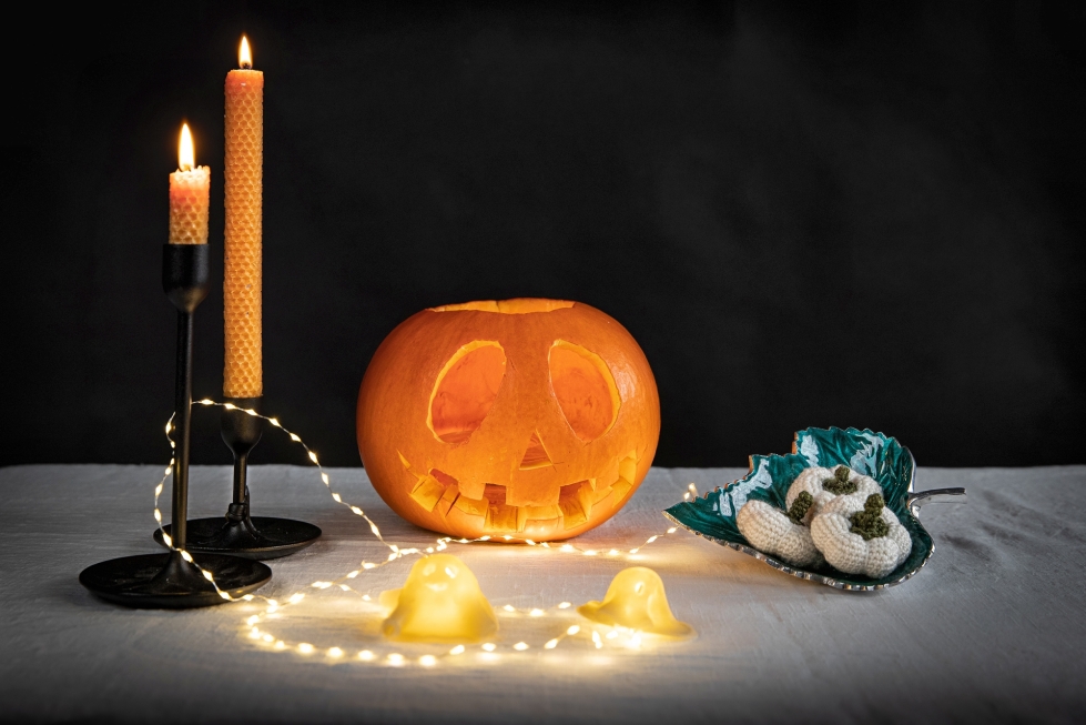 Moneen makuun sopivia halloween-koristeita voi tehdä kotona itse melko nopeastikin.