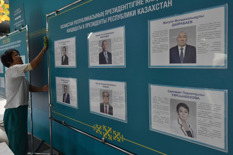 Presidentti Tokajevin pyrkimys lujittaa valtaansa näyttää jo etukäteen varmalta, sillä joitakin opposition ehdokkaita on estetty asettumasta ehdolle. Työntekijä valmisteli äänestyspaikkaa Astanassa lauantaina. LEHTIKUVA/AFP