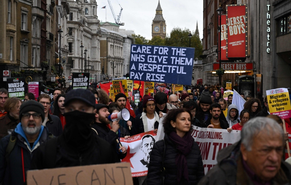 Lontoossa järjestettiin lauantaina mielenosoitus, jossa muun muassa vastustettiin terveyspalvelujen yksityistämistä ja vaadittiin ratkaisua matalapalkka-alojen kriisiin. LEHTIKUVA/AFP