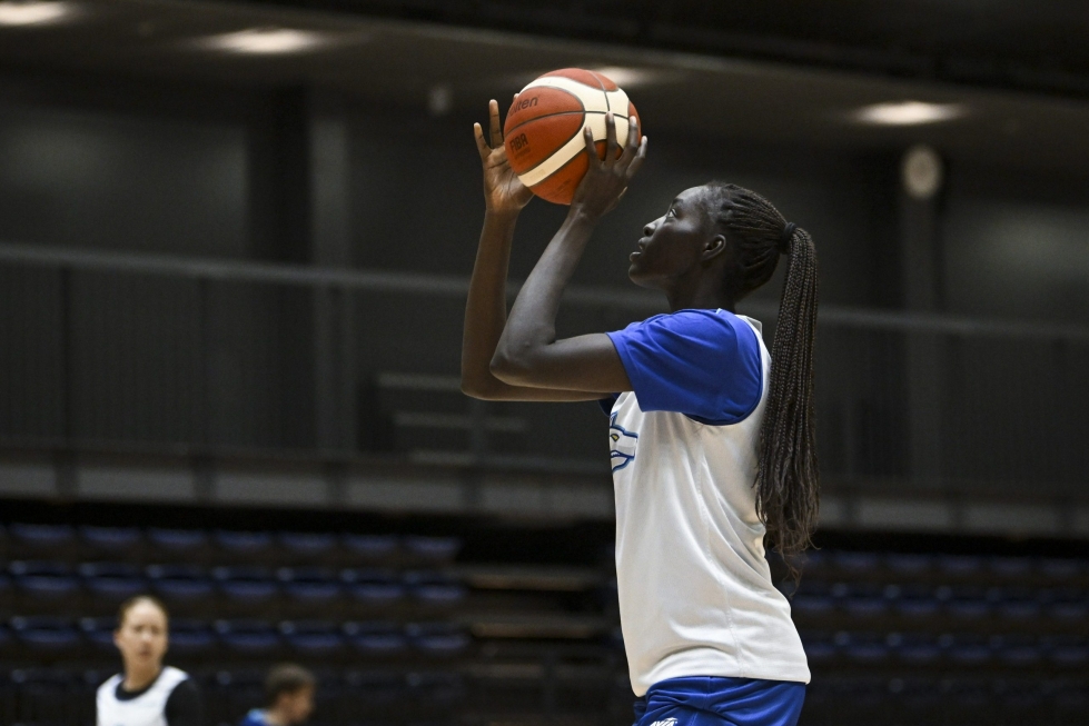 Awak Kuier oli mukana naisten koripallomaajoukkueen avoimissa harjoituksissa Helsingissä maanantaina.  LEHTIKUVA / EMMI KORHONEN