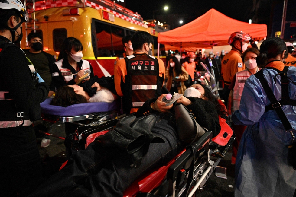 Väentungoksessa halloweenjuhlien yhteydessä Soulissa kuoli yli 150 ihmistä ja monia loukkaantui. Loukkaantuneita saamassa hoitoa Itaewonin kaupunginosassa 30. lokakuuta. AFP/Lehtikuva