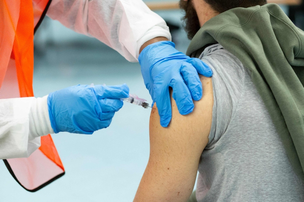 Kahteen viruksista, koronavirukseen ja influenssaan, on tarjolla rokote. LEHTIKUVA/AFP