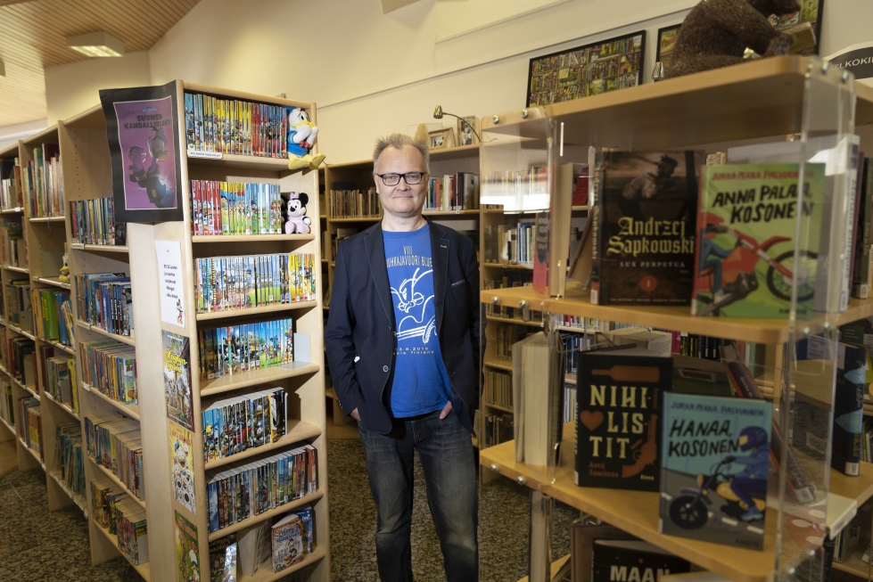 Teostensa vierellä poseeraava kirjailija Jukka-Pekka Palviainen tekee paljon koulu- ja kirjastovierailuja
