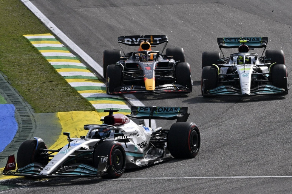 Mercedeksen George Russell ja Lewis Hamilton sekä Red Bullin Max Verstappen Brasilian kisassa viikonloppuna. LEHTIKUVA/AFP