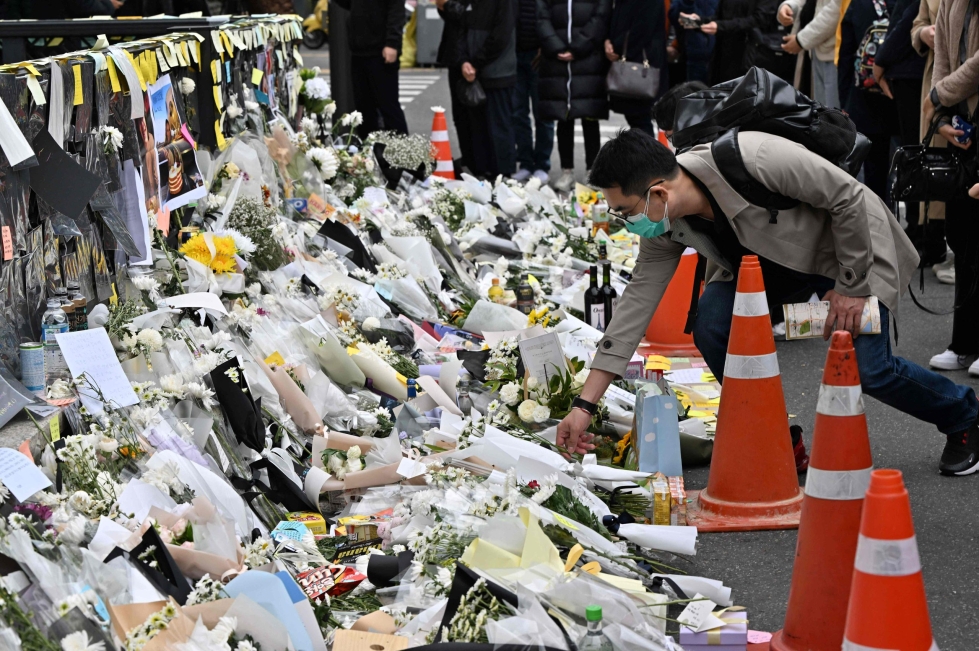 Uhrien muistolle on tuotu kukkia Itaewonissa Soulissa. LEHTIKUVA/AFP