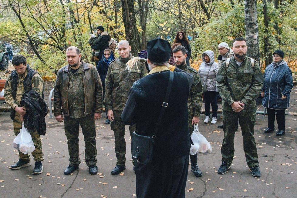 Ortodoksipappi siunasi asevelvollisiä miehiä lokakuun alkupuolella Moskovassa.
