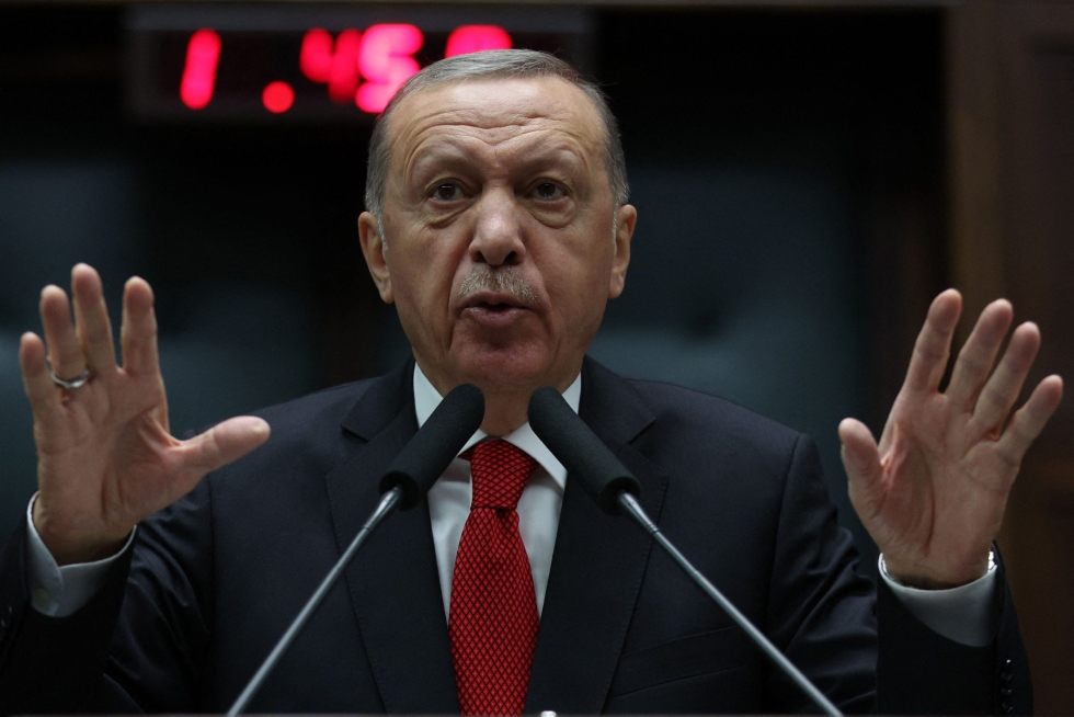 Syytteen saanutta Kemal Kilicdaroglua on pidetty mahdollisena haastajana Turkin itsevaltaiselle presidentille Recep Tayyip Erdoganille (kuvassa) ensi vuoden presidentinvaaleissa. LEHTIKUVA/AFP