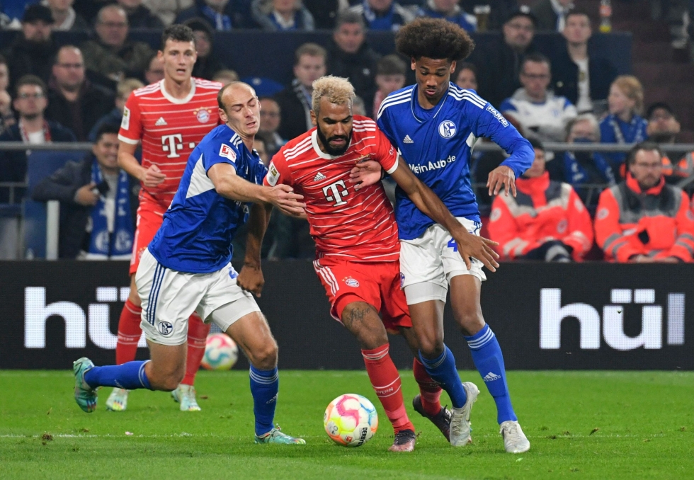 Schalken Henning Matriciani ja Sidi Sane taistelevat pallosta Bayer Münchenin Eric Maxim Choupo-Motingin kanssa.
LEHTIKUVA / AFP