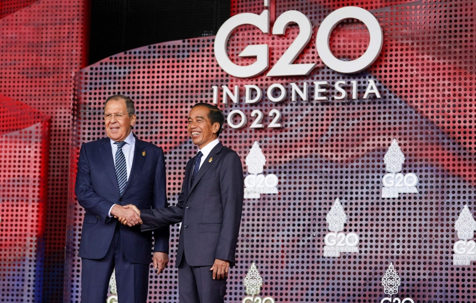 Venäjän ulkoministeri Sergei Lavrov ja Indonesian presidentti Joko Widodo hymyilivät kameroille G20-kokouksen alkaessa. LEHTIKUVA/AFP