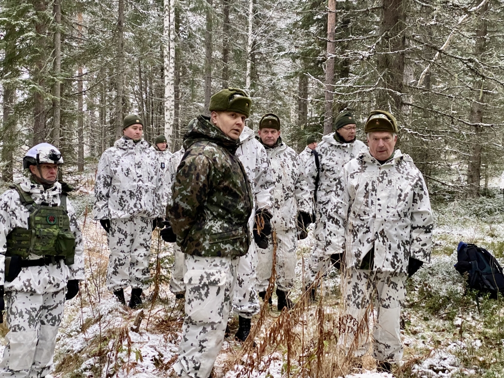 Kapteeni Juha Valkovirta esitteli jääkärikomppanian toimintaa Puolustusvoimien ylipäällikölle Sauli Niinistölle.