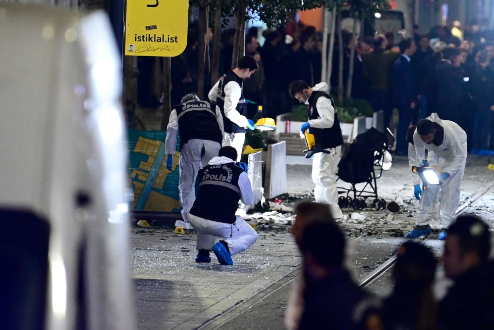 Poliisi tutki räjähdyspaikkaa vilkkaalla Istiklalin ostoskadulla Istanbulissa sunnuntaina. LEHTIKUVA/AFP/YASIN AKGUL