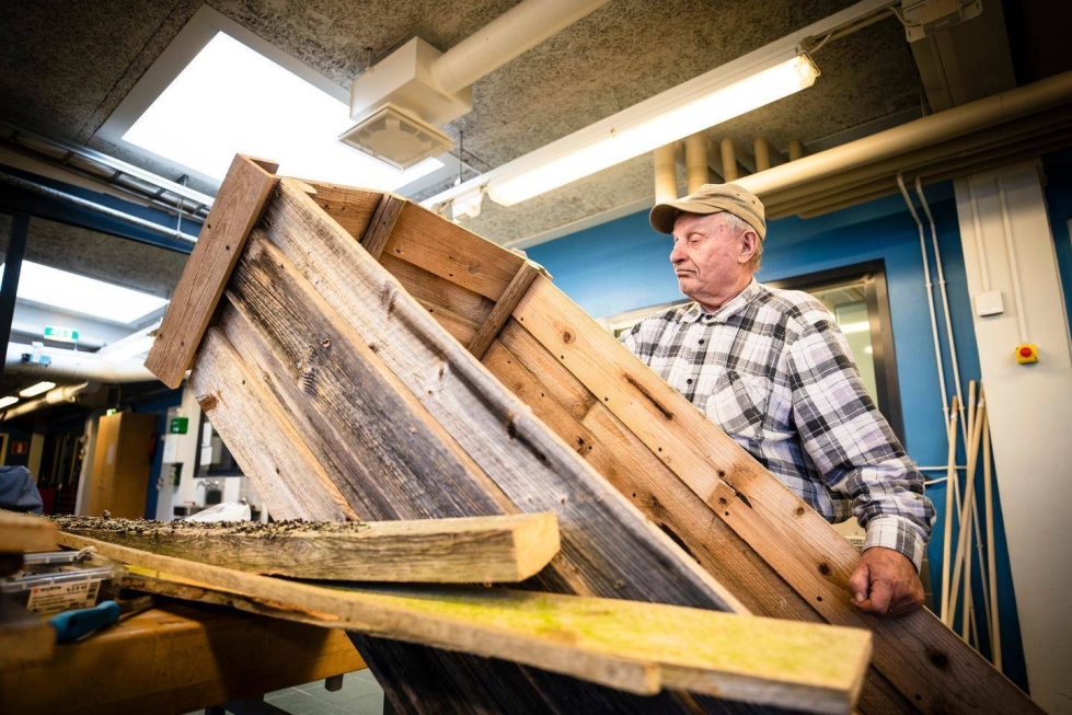 Arkun rakentaminen alkoi lokakuun viimeisenä viikonloppuna Tuusniemen kansalaisopiston kurssilla. Arkku sai muotonsa varsin nopeasti. Rakennusmateriaalina toimii vanhan ladon laudat. 