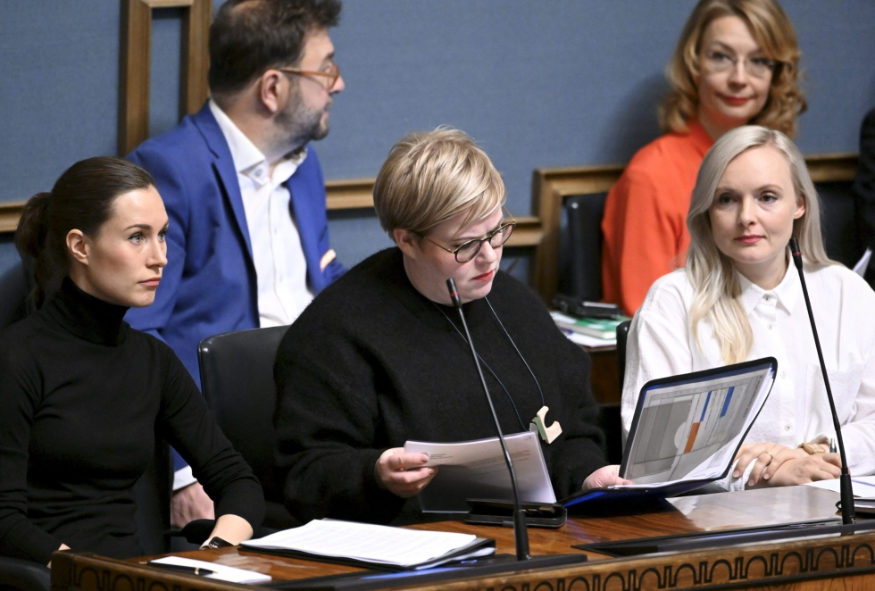 Kuvassa pääministeri Sanna Marin, valtiovarainministeri Annika Saarikko ja ympäristöministeri Maria Ohisalo eduskunnan täysistunnossa viime viikolla. LEHTIKUVA / HEIKKI SAUKKOMAA