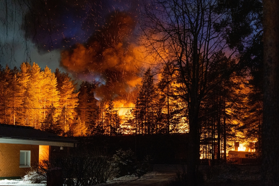 Harrasteautotalli paloi Ylämyllyllä torstai-iltana.