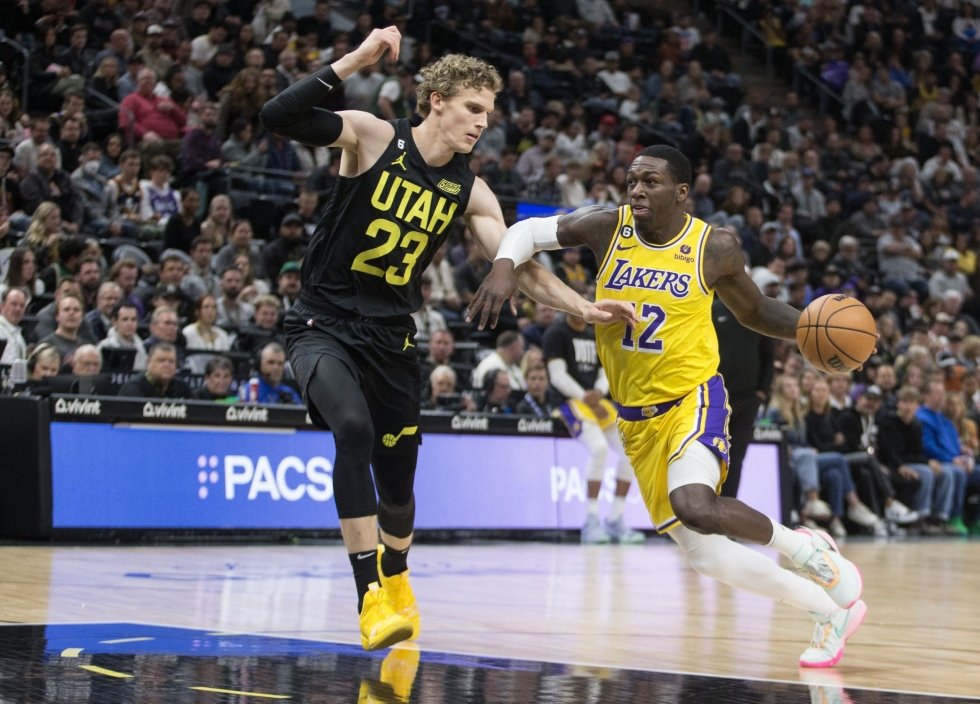 Utah Jazzin Lauri Markkanen (vas.) torppaamassa Los Angeles Lakersin Kendrick Nunnin koripyrkimyksiä Salt Lake Cityssä 7. marraskuuta. AFP/Lehtikuva