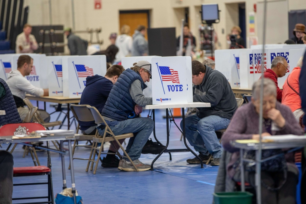 Äänestäjät täyttivät äänestyslippujaan New Hampshiren Manchesterissa. LEHTIKUVA / AFP