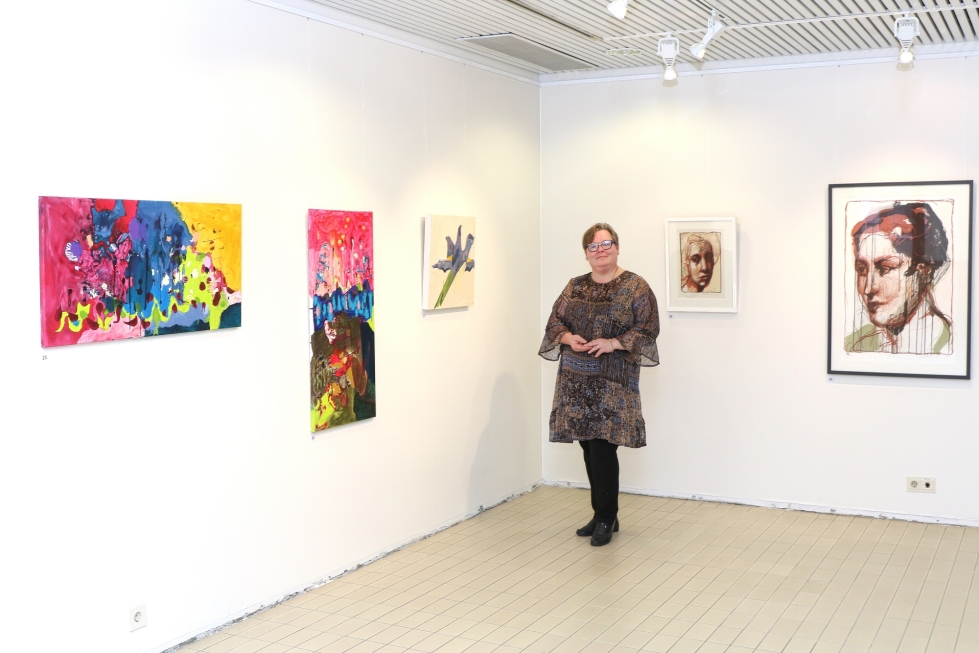 Lieksan näyttelyssä on esillä Pro Myllyn taiteilijoiden teosten lisäksi taiteilijatalo Hupelissa vaikuttaneiden taiteilijoiden teoksia, Ulla Remes esittelee.