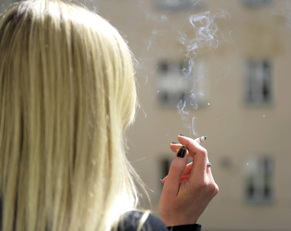 Vuonna 2021 korkeakoulussa opiskelevista naisista kuusi prosenttia ja miehistä viisi prosenttia tupakoi päivittäin. LEHTIKUVA / ANNI REENPÄÄ