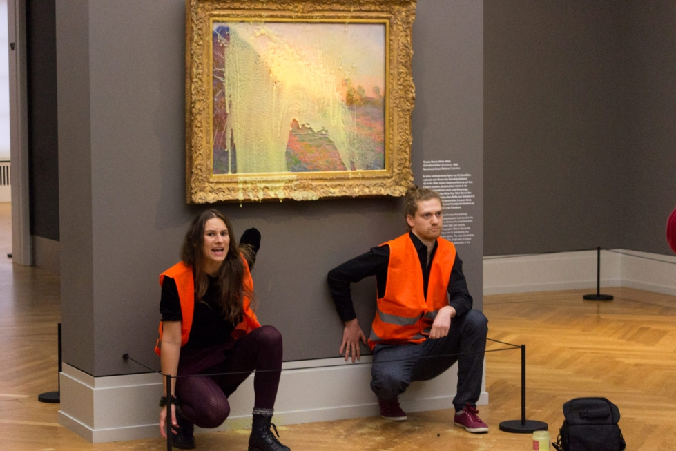 Ympäristöaktivistit paiskoivat viime kuussa perunamuusia Claude Monet'n maalausta kohti Roomassa. LEHTIKUVA/AFP/Handou
