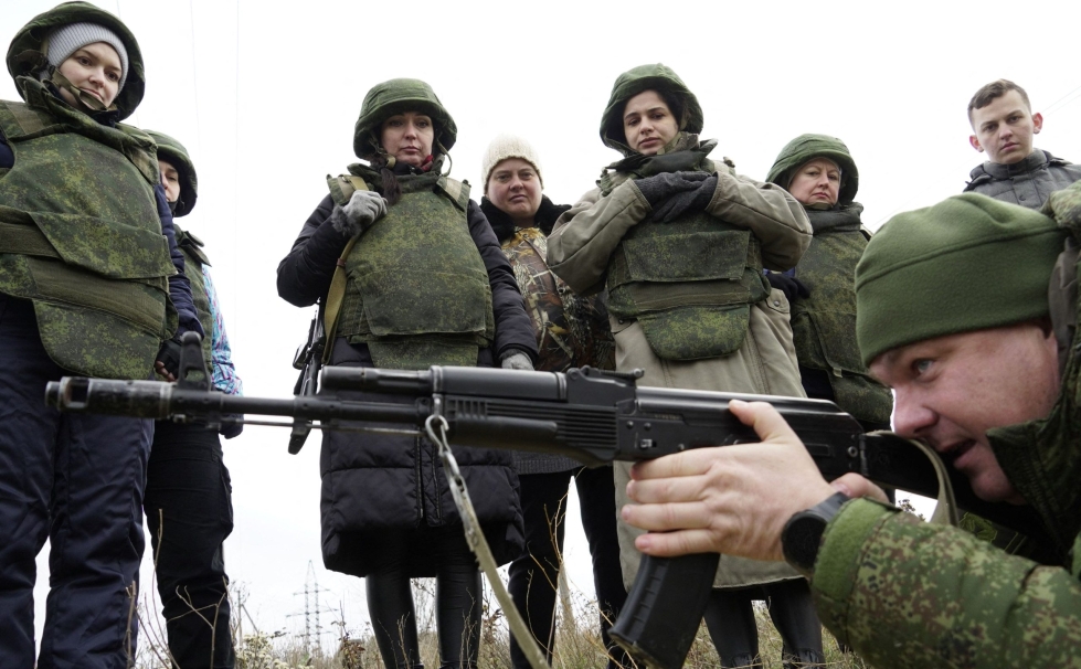 Vapaaehtoisia sotilaita ja siiviilejä ampumiskoulutuksessa Rostovissa Venäjällä. LEHTIKUVA/AFP