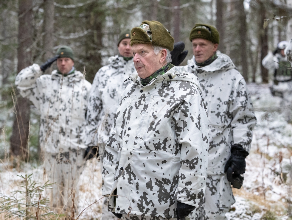 Presidentti Sauli Niinistö tarkasti joukkoja Nurmeksessa tiistaina. Maastossa hän tenttasi reserviläisiä siitä, kuinka yllättäviin tilanteisiin oli varauduttu. Hyvin, kuului reserviläisten vastaus.