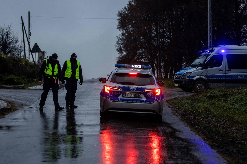 Puolassa viranomaiset tutkivat paikkaa, johon ohjus osui eilen Ukrainan rajan läheisyydessä.  LEHTIKUVA/AFP