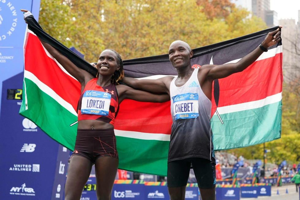  Kenian Sharon Lokedi ja Evans Chebet juhlivat voittajina New Yorkissa. LEHTIKUVA/AFP.