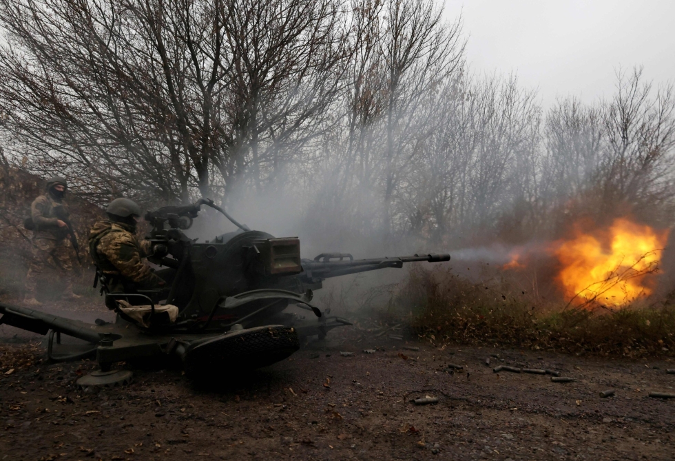 Kylmenevä sää vaikuttaa myös taisteluihin Ukrainassa. Ukrainalaissotilaita Harkovan alueella perjantaina. LEHTIKUVA/AFP