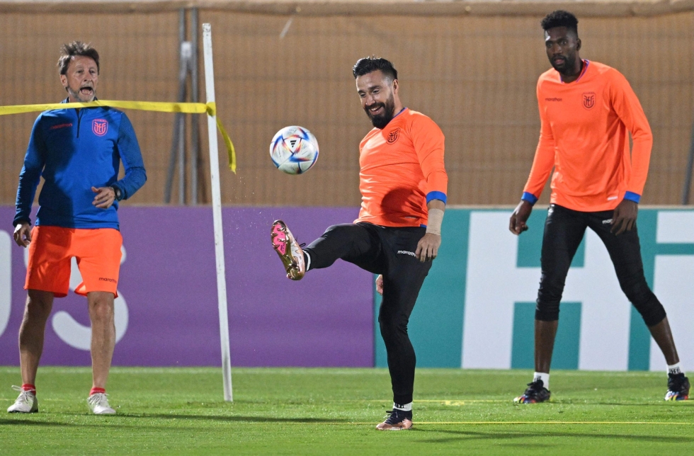 Ecuadorin maalivahti Hernan Galindez potki palloa harjoituksissa Dohassa lauantaina. LEHTIKUVA/AFP