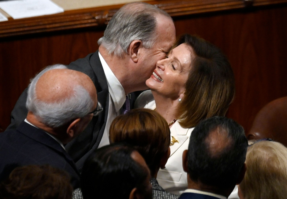 Yhdysvaltain edustajainhuoneen puhemies, demokraatti Nancy Pelosi tervehtimässä kollegoitaan torstaina. LEHTIKUVA / AFP