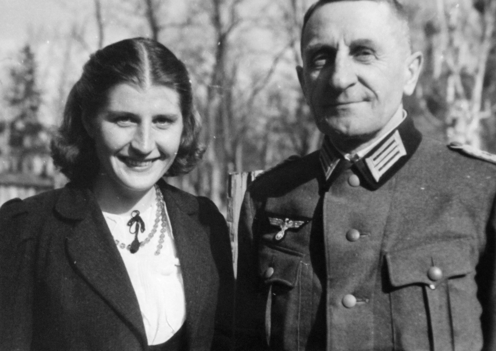 Inkerinsuomalainen Elsa Dubbelman työskenteli 2. maailmansodan aikana saksalaisille. Majuri Sperling palkkasi hänet tulkiksi ja sihteeriksi.