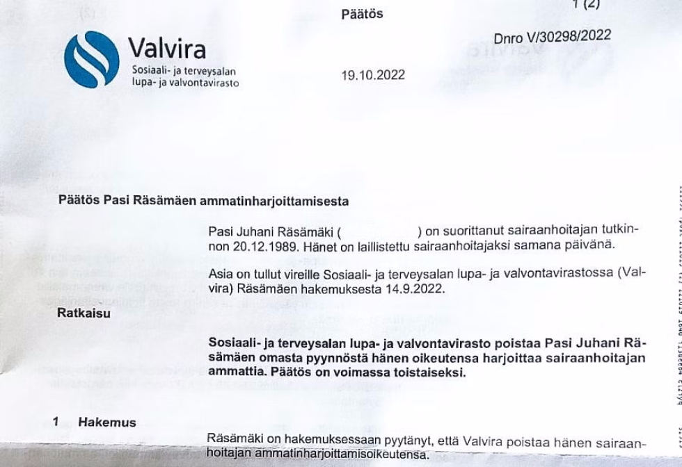 Viranomaispäätöksen mukaan Pasi Räsämäki on itse pyytänyt ammattioikeuksiensa poistoa, mutta sitä ei varmisteta mitenkään. Poistopäätös voi olla sairaanhoitajalle ensimmäinen viesti siitä, että hänen ammattioikeutensa on poistettu.