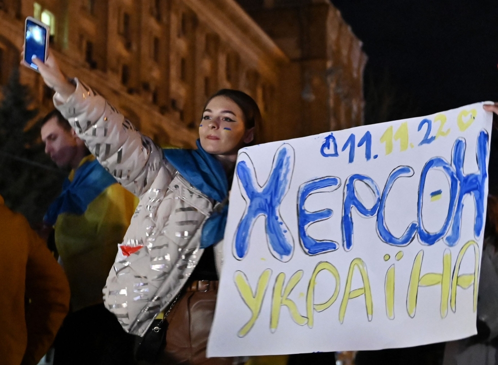 Kiovassa juhlittiin Venäjän joukkojen vetäytymistä Hersonista. LEHTIKUVA/AFP