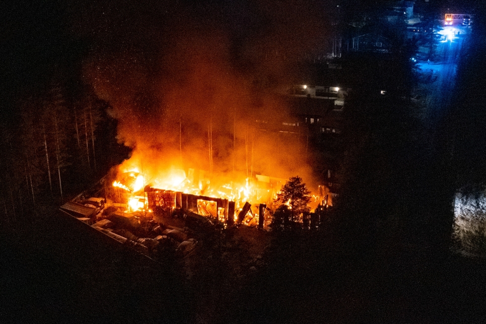 Harrasteautohalli tuhoutui tulipalossa Liperin Välikankaalla viime marraskuun lopulla.