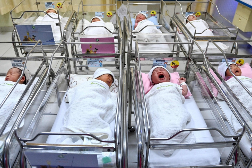 Nämä vauvat tulivat maailmaan jo aiemmin tänä syksynä. Kuva on otettu Indonesian Jakartassa sijaitsevassa synnytyssairaalassa syyskuun 15. päivänä. LEHTIKUVA/AFP.