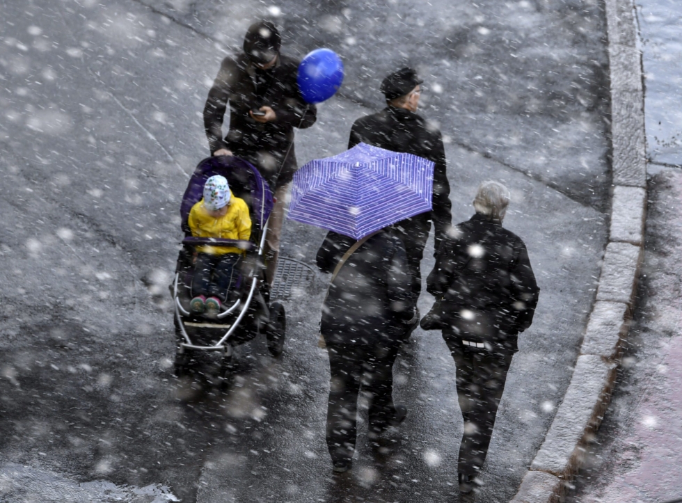 Ilmatieteen laitoksen mukaan voimakkaimmin lunta sataa Etelä-Suomessa sunnuntaina iltapäivällä. LEHTIKUVA / AKU HÄYRYNEN