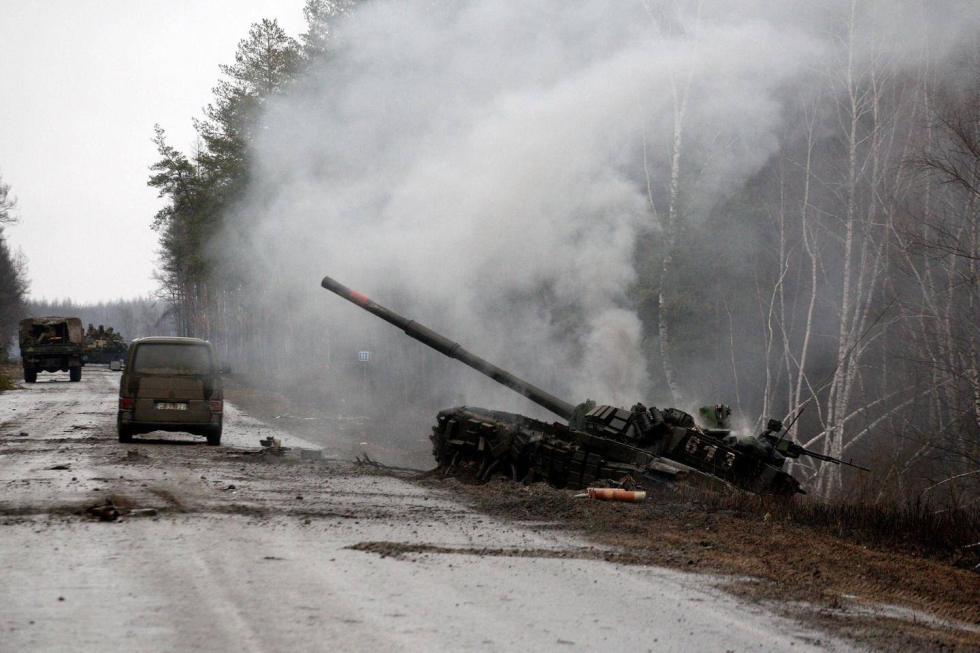 Ukrainan sota on jatkunut pian yhdeksän kuukautta. Tuhoutunut venäläistankki savusi Luhanskiin johtavan tien varrella.